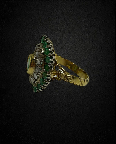 Bague 52 Bague en or jaune avec émeraude ovale et diamant et entourage d'émeraude 58 Facettes