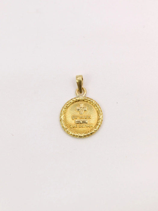 Pendentif AUGIS - Médaille amour couronne de Laurier Plus qu'hier moins que demain or jaune 58 Facettes J466