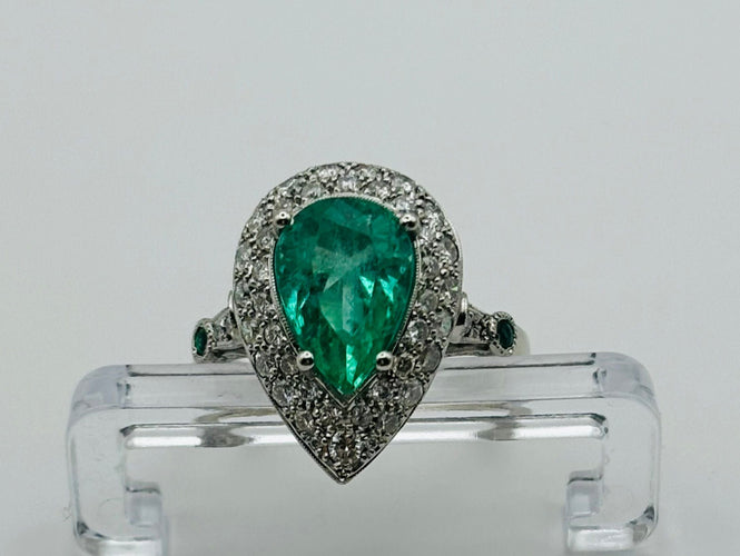 Bague Bague en platine avec une émeraude naturelle taille poire, entourée de diamants. 58 Facettes 50159