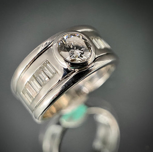 Bague 54 Bague or blanc sertie d'un diamants et 10 diamants taillés en baguette 58 Facettes