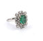 Bague 55 Magnifique bague en or blanc avec une émeraude centrale et des diamants tout autour. 58 Facettes