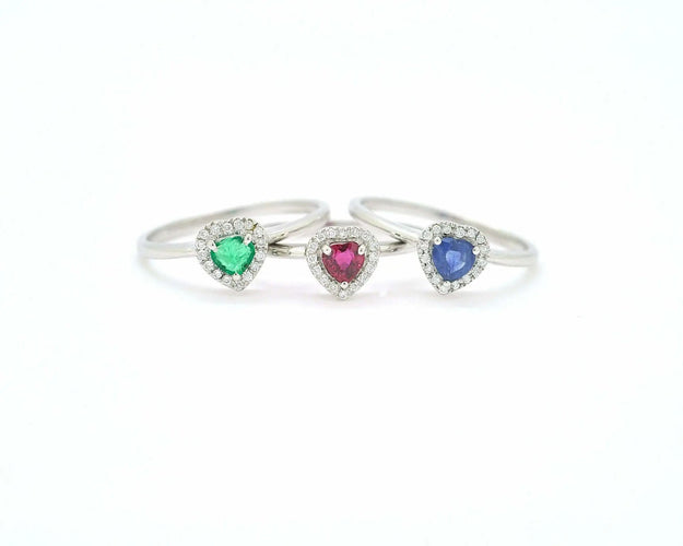 Bague en or blanc avec un rubis en forme de cœur de 0,25 ct et des diamants tout autour