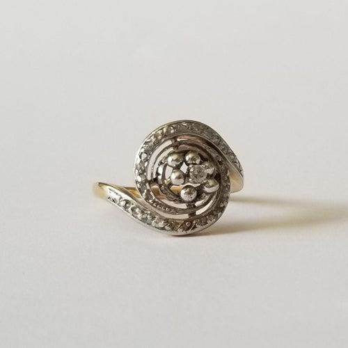 Bague 49 Bague tourbillon ancienne en or jaune 18k et diamants 58 Facettes