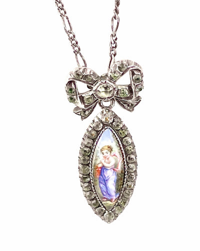 Collier Pendentif et sa chaine en argent : enfant sur email et pierres blanches. Vers 1900 58 Facettes AB386