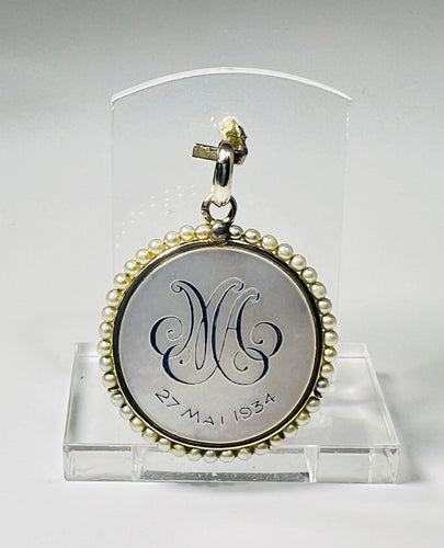 Pendentif Médaille en nacre, or, entourage de perles 58 Facettes 224