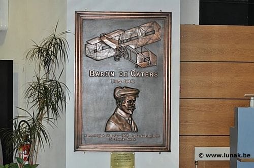 Broche Les Ailes de l'Histoire : Un hommage en diamant à l'aviation belge 58 Facettes 18256-0157