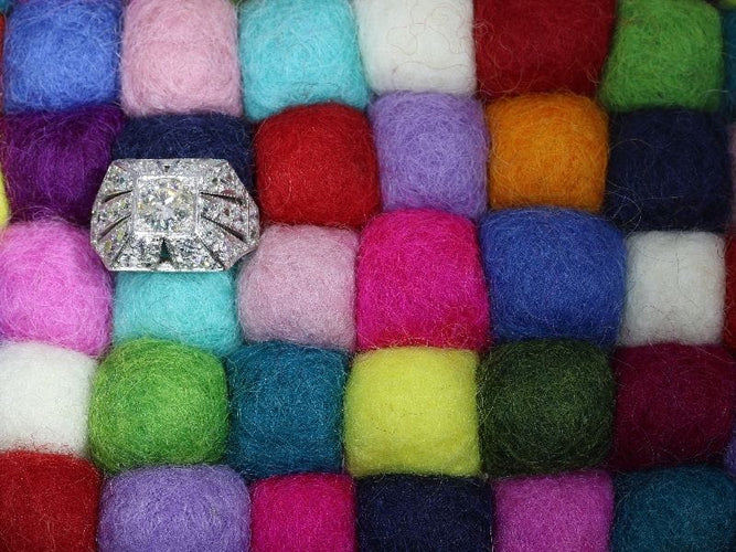 Bague 54 À la rencontre de la pierre précieuse : une bague en diamant belge de 1930 58 Facettes 16330-0222