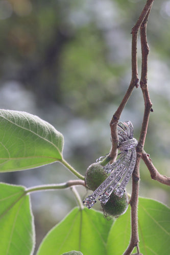 Broche Élégance intemporelle : platine et diamants des années 1950 58 Facettes 21348-0038
