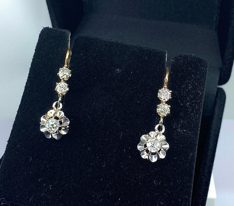 Boucles d'oreilles Paire de boucles d’oreilles dormeuses en or 18 carats et diamants 58 Facettes AB499