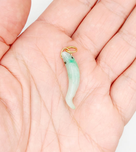 Pendentif Pendentif vintage or jaune 18k poisson gravé en jade 58 Facettes A06169