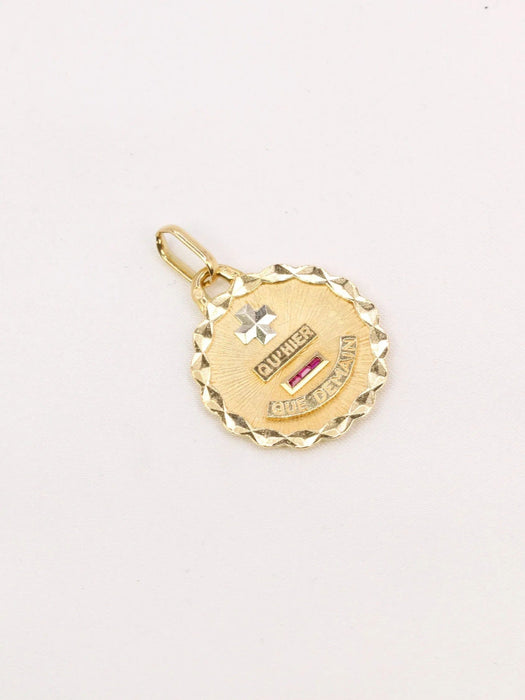 Pendentif AUGIS - Médaille amour ronde Plus qu’hier moins que demain or jaune rubis 58 Facettes J498