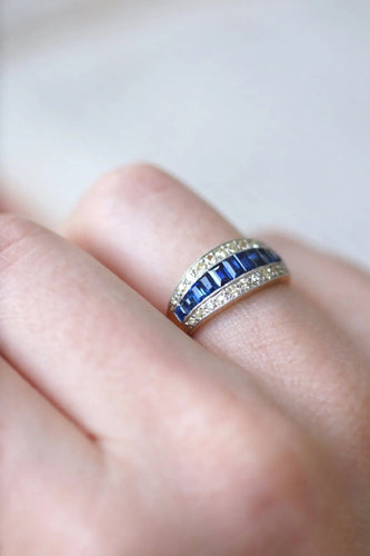 Bague 50 Bague Bandeau Art Deco Saphirs Calibrés et Diamants 58 Facettes