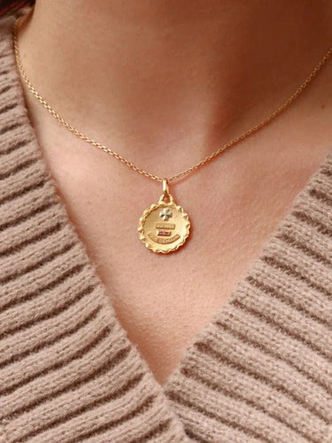 Pendentif Médaille amour Augis ronde Plus qu’hier moins que demain or jaune rubis 58 Facettes J499