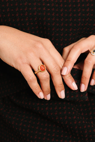 Bague 52 Bague en or jaune et cabochon intaille de cornaline 58 Facettes