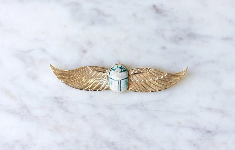 Broche Broche Egyptomanie Or et Scarabée Amulette Fritte 58 Facettes