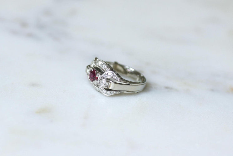 Bague Art Déco en Platine, Rubis et Diamants 58 Facettes