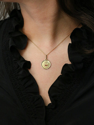Pendentif Médaille amour Augis ronde Plus qu'hier moins que demain or jaune diamant rubis 58 Facettes J545