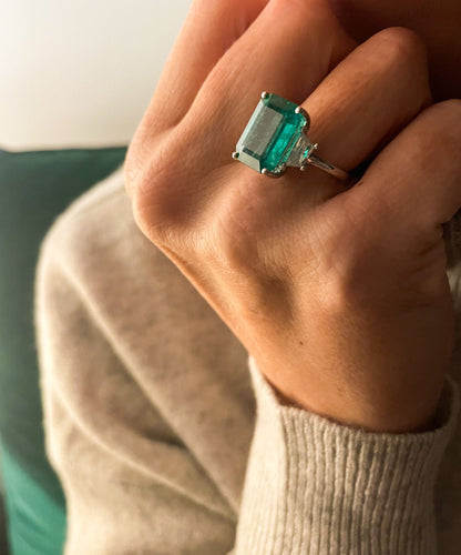 Bague 52 Bague exceptionnelle émeraude et diamants trapèzes 58 Facettes