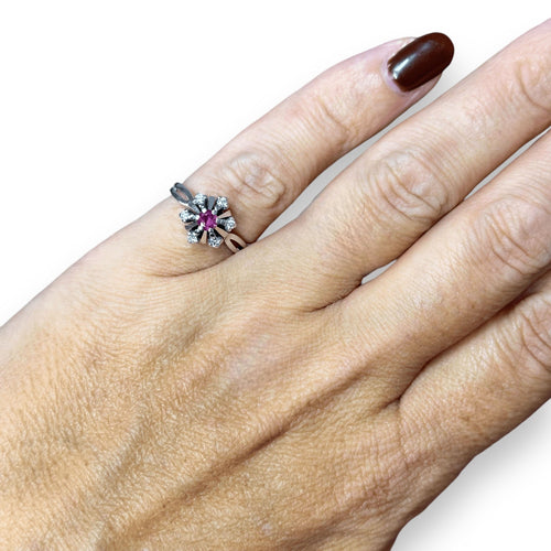 Bague 49 Bague marguerite or blanc, rubis, diamants 58 Facettes 229