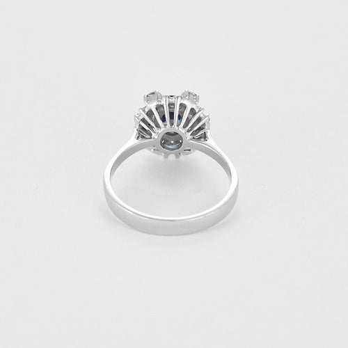 Bague 53.5 Bague Marguerite or gris, saphir et diamants 58 Facettes BA517