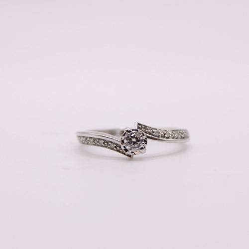 Bague Solitaire diamants et or blanc serti couteau et pavage sur le corps 58 Facettes
