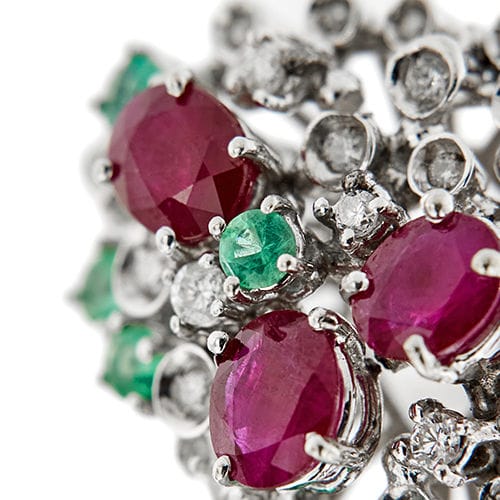 Bague ornée de rubis, d'émeraudes et de diamants