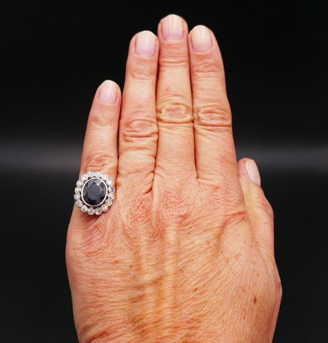 Bague Art Déco en platine saphir diamants.