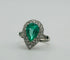Bague Bague en platine avec une émeraude naturelle taille poire, entourée de diamants. 58 Facettes 50159