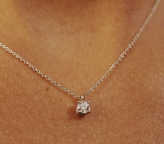 Collier Collier solitaire en platine Tiffany & Co. serti d'un diamant J/VS1 de 0,28 carat (0,28 carat). 58 Facettes