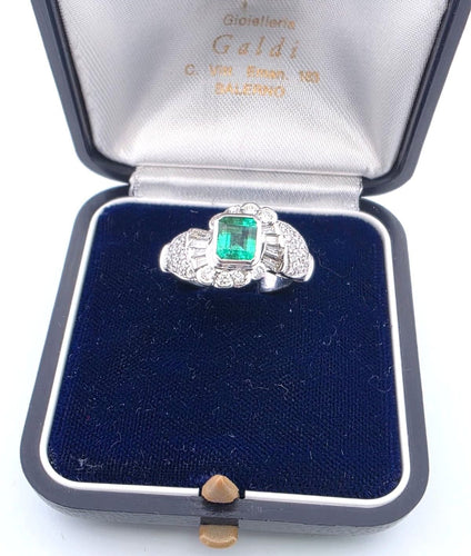 Bague 51 Bague en or blanc 18 carats avec émeraude centrale et diamants environnants 58 Facettes