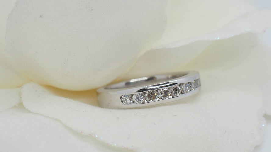 Bague 53 Demi alliance en or blanc et diamants 58 Facettes F4280