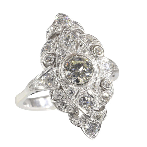 Bague 54 Conçue pour l'éternité : l'art intemporel d'une bague de fiançailles des années 1950 58 Facettes 22133-0305