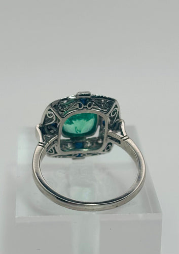 Bague 59 Bague en platine avec une émeraude, des diamants et des saphirs. 58 Facettes 50230