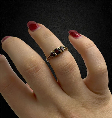 Bague Bague « trilogie » anglaise avec grenats pyropes 58 Facettes
