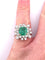 Bague 55 Magnifique bague en or blanc avec une émeraude centrale et des diamants tout autour. 58 Facettes