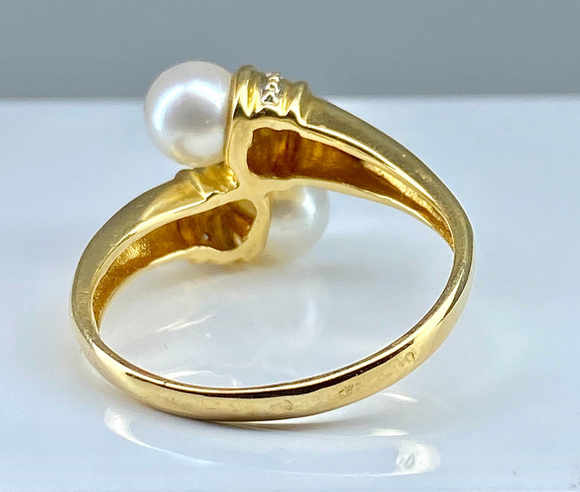 Bague en or jaune, 2 perles et 6 diamants