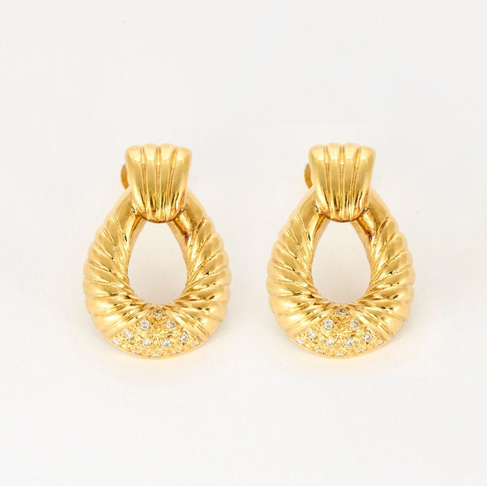 Boucles d'oreilles godron en or jaune et diamants.