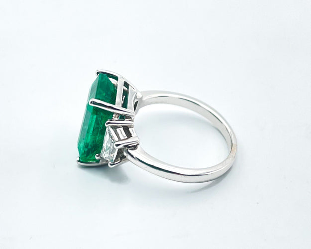 Bague 52 Bague exceptionnelle émeraude et diamants trapèzes 58 Facettes
