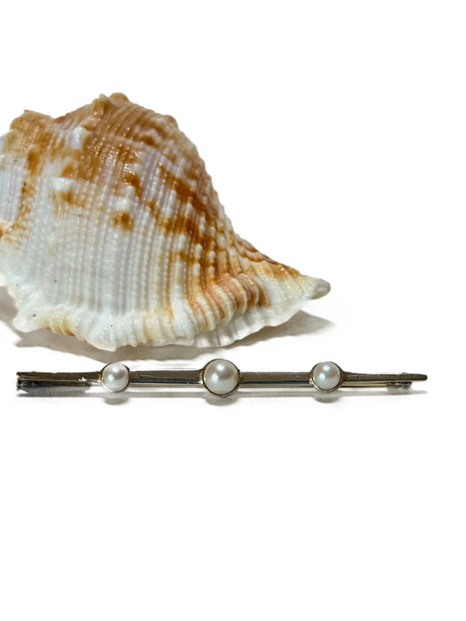 Brooch Bar brooch in white gold and pearls 58 Facettes REF2401-179