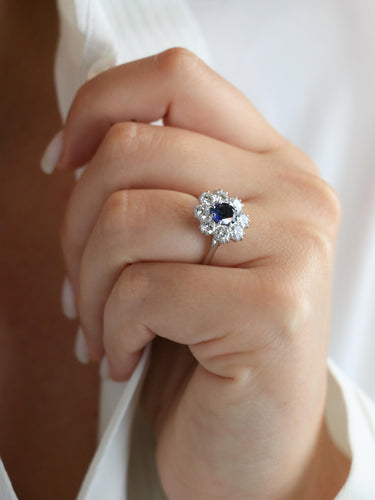 Bague 54 Bague marguerite or blanc, saphir ovale et diamants 58 Facettes 1034.12