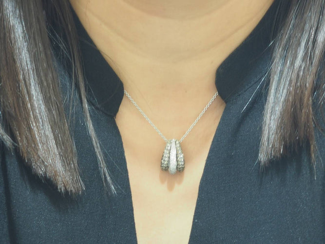 Collier Collier pendentif en or blanc et diamants 58 Facettes 29193