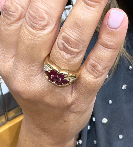 Bague vintage en or jaune , rubis et diamants
