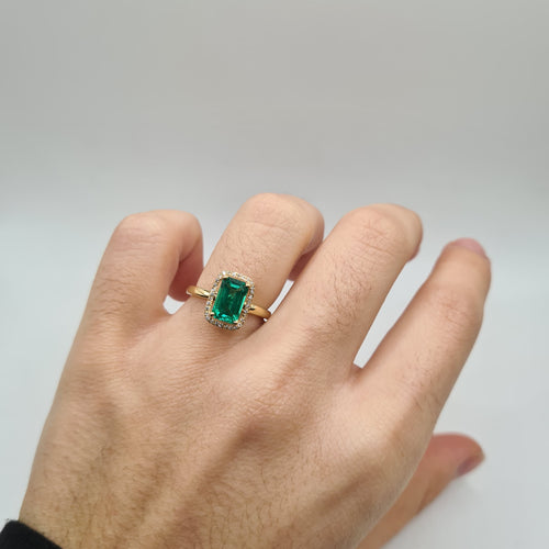 Bague solitaire or jaune 18 carats sertie d’une émeraude et halo de diamants laboratoires