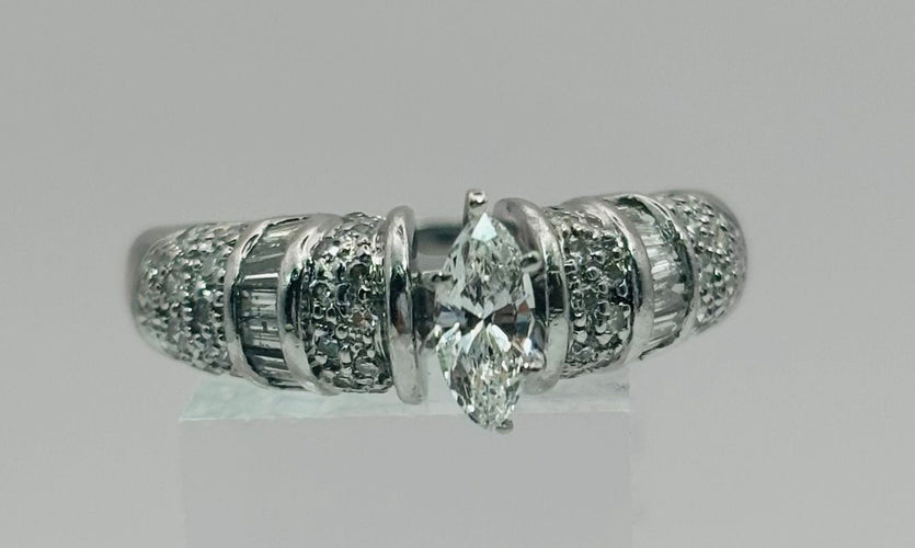 Bague 53 Bague en or blanc, diamant Marquise et pavé de diamants. 58 Facettes 50207