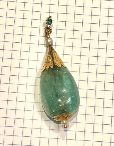 Pendentif Pendentif en or jaune orné d’une importante émeraude et de perles 58 Facettes AB479