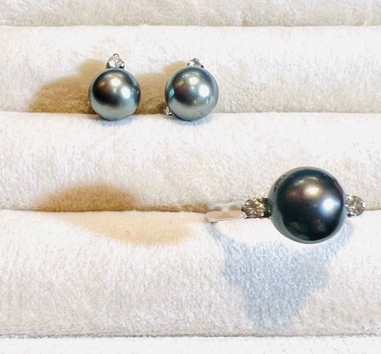 Bague en or sertie d'une perle de culture grise entourée de 2 diamants