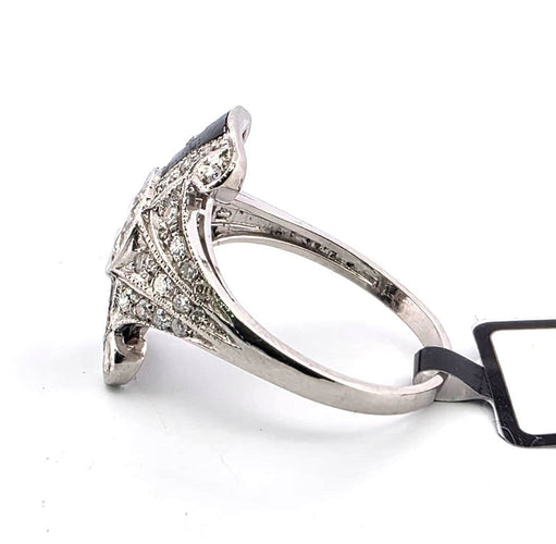 Bague en platine avec un gros diamant central et des diamants