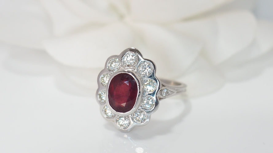 Bague 56 Bague Entourage En Or Blanc, Rubis Et Diamants 58 Facettes F4385