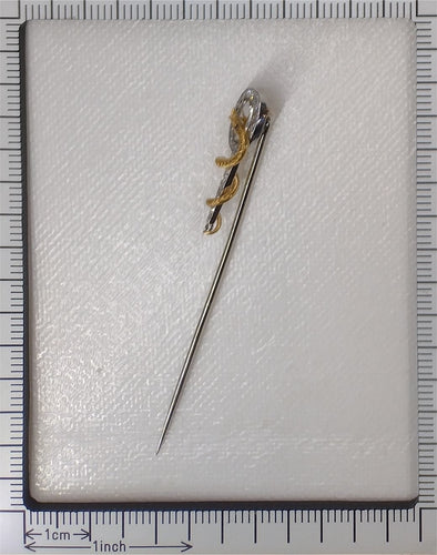 Broche Épingle à bâton d'Esculape : un hommage à la médecine en or et en diamants 58 Facettes 24323-0289