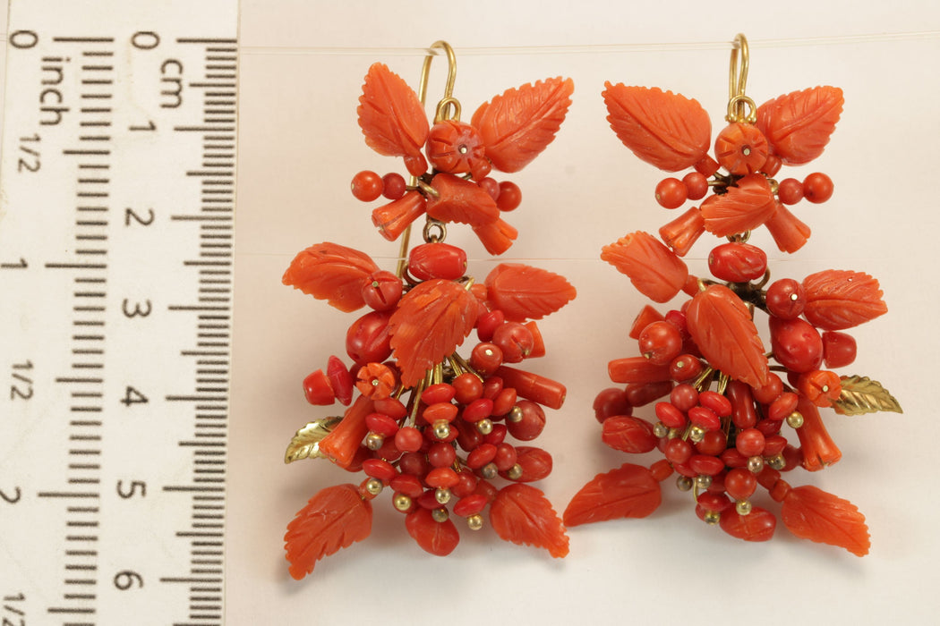 Boucles d'oreilles antiques en or et corail